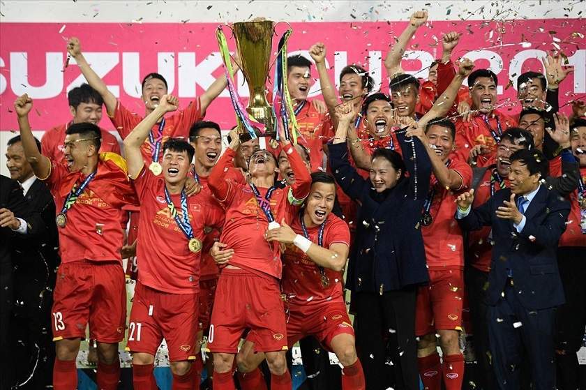 Hình ảnh tuyệt đẹp khi đội tuyển Việt Nam giơ cao chiếc cúp danh giá
