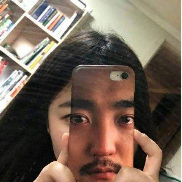 Chụp ảnh mặt cùng ốp điện thoại Yoo Byung Jae