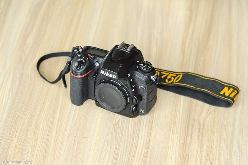 trên tay máy ảnh Nikon D750 cũ mua từ Úc